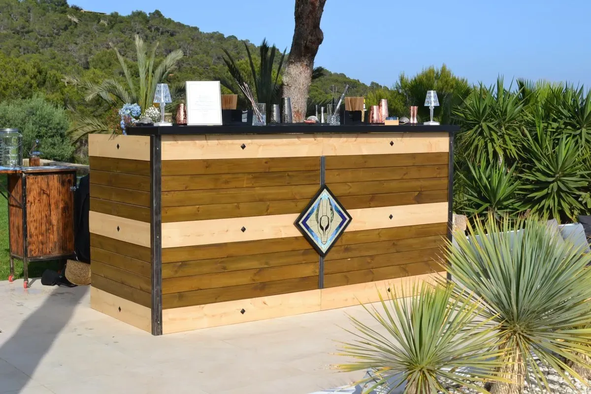 The 7 Advantages of Hiring a Mobile Bar for Your Party in Ibiza